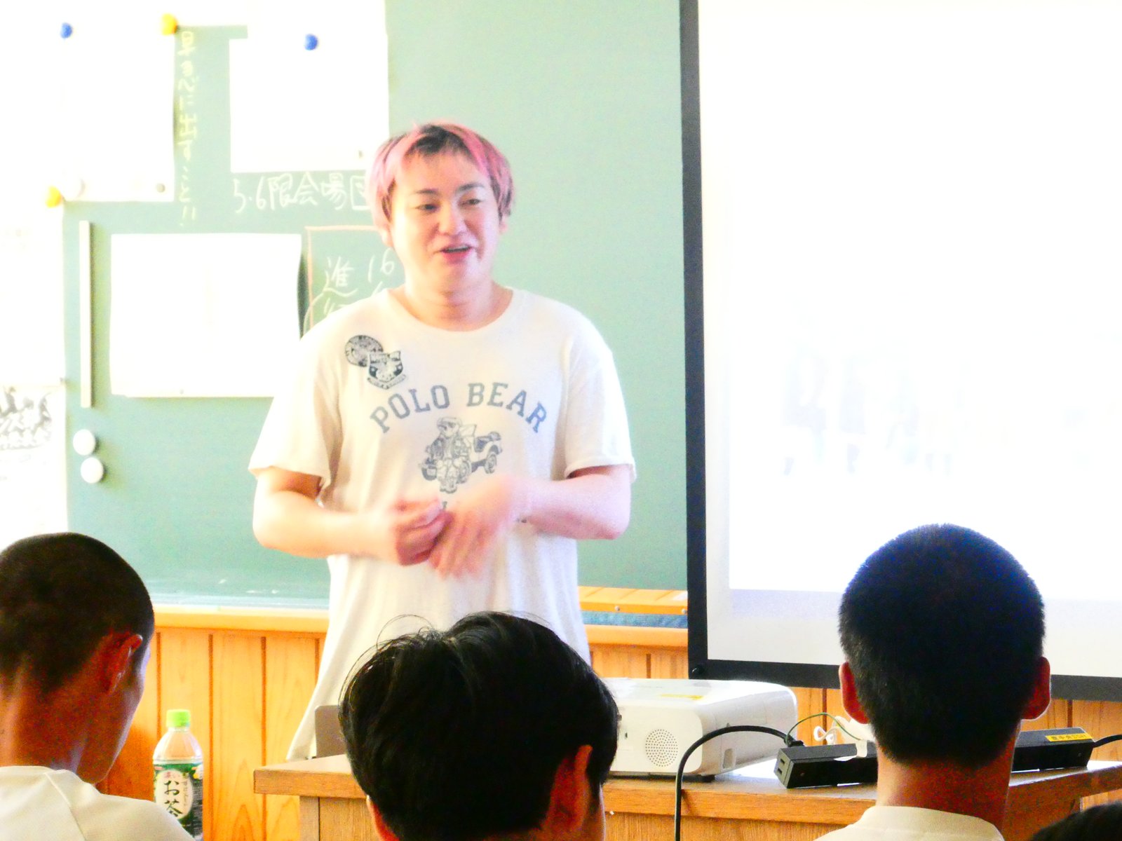 高校生に向けて語りかける里洋平